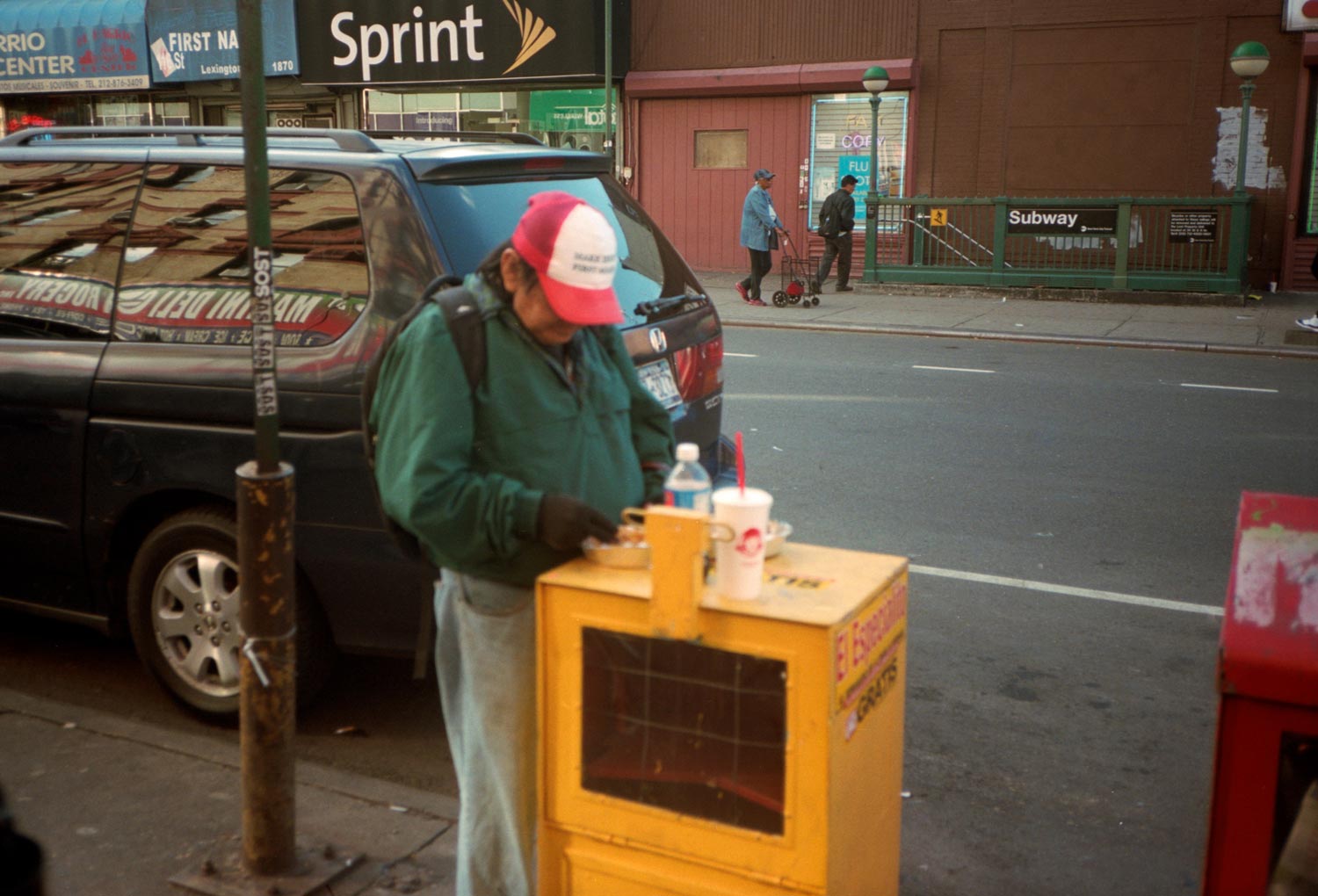 Man eating ood on Lexington Ave, New York.